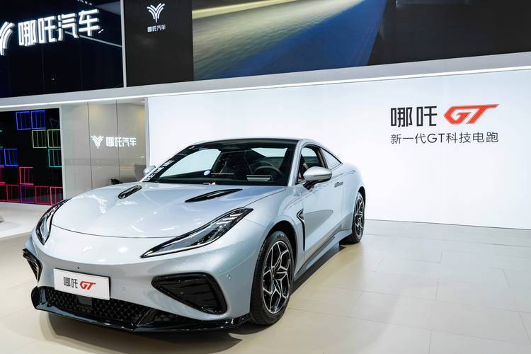 东莞97哪吒汽车在智能汽车领域的表现，领途汽车在新能源汽车市场中的影响力